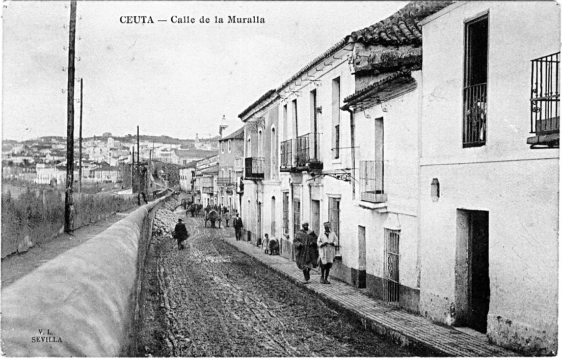 La calle de la Muralla, hoy paseo de las Palmeras, desde la esquina conO’Donnell, con su adarve o banqueta y, al fondo, las escaleras que salvaban el desnivel con el baluarte de S. Juan de Dios. Ed. Lombardía y Barreiro, aproximadamente en 1892.