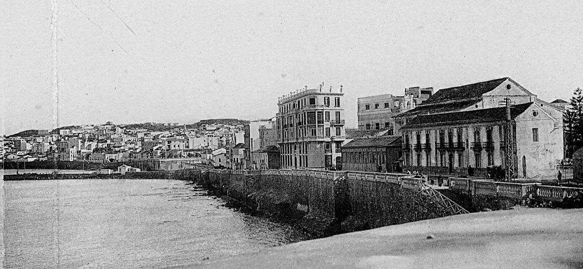 La calle de la Muralla con balaustradas desde el baluarte de los Mallorquines, con la bajada a la playa correspondiente a la antigua puerta de Santa María. Fototipia Castañeira y Alvarez.