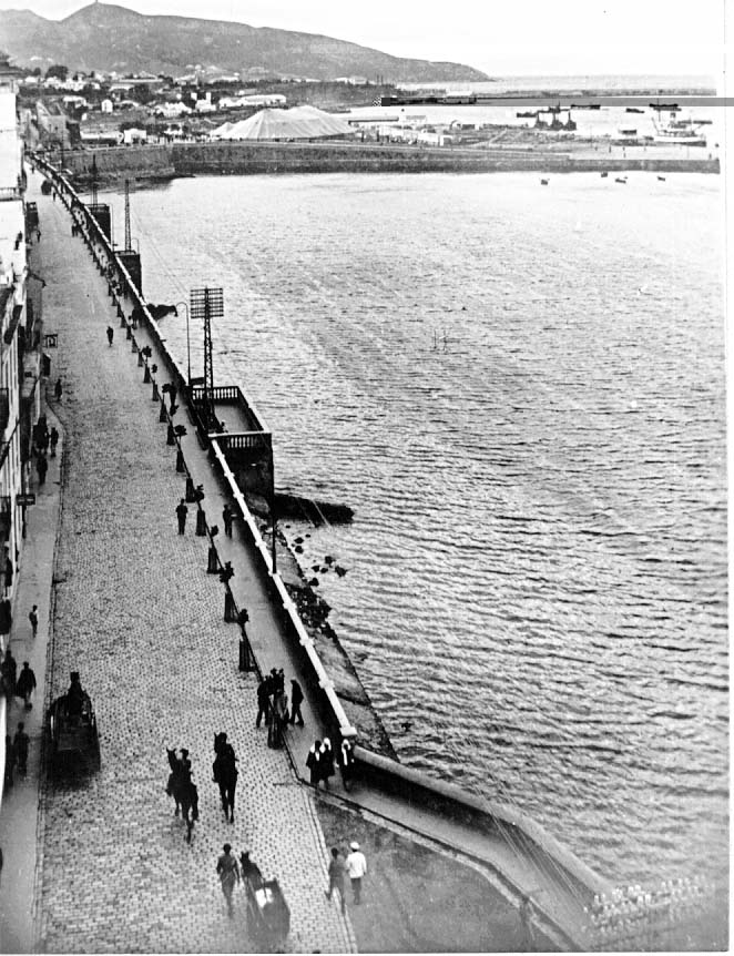 “Muelle de la República y calle Fermín Galán” en una edición postal de los años 30.