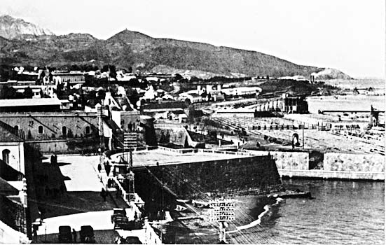 Baluarte de los Mallorquines con su playa y bajada al muelle de España con el túnel para el ferrocarril del puerto.