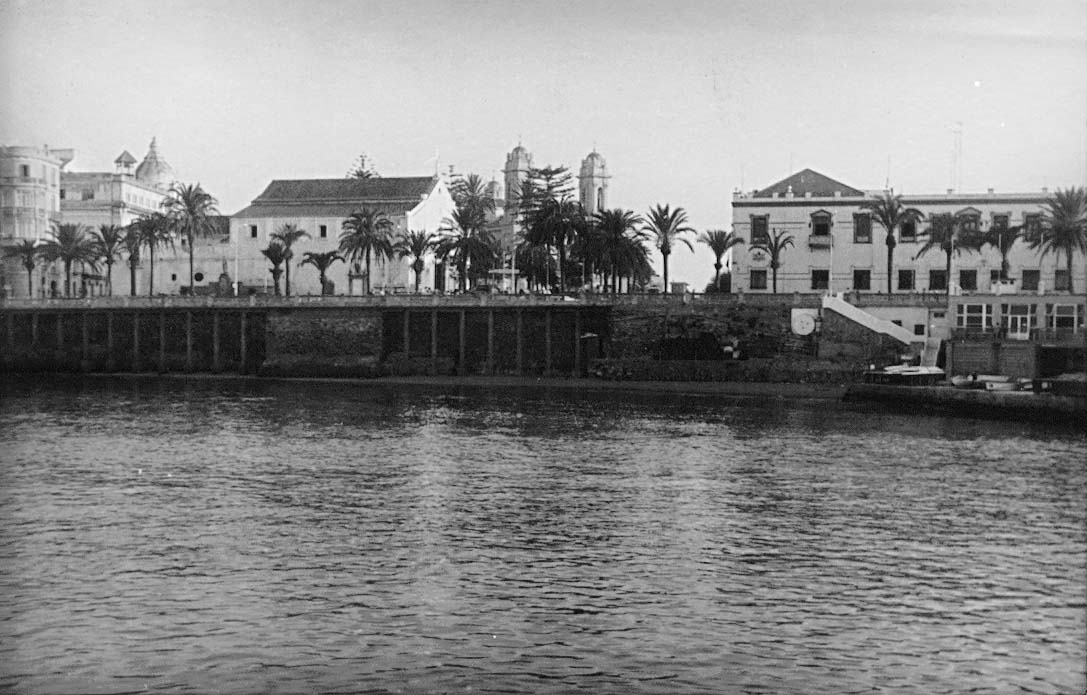 Imagen de la muralla norte con la puerta de Santa María y la muralla bañada aún por el mar. Archivo Central de Ceuta. Fondo Salvador Gavira Vázquez.
