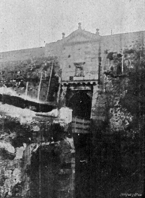 Puerta antigua del puente del Cristo demolida en 1903. Foto E. Pérez, Edición postal propiedad de Gámez y Buscató.