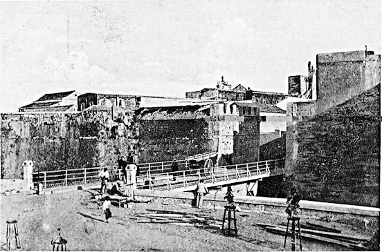 Cortina de muralla entre los baluartes de los Mallorquines y la Bandera, sin puerta y con el puente fijo (Ed. Postal Vda. de J. Martínez)