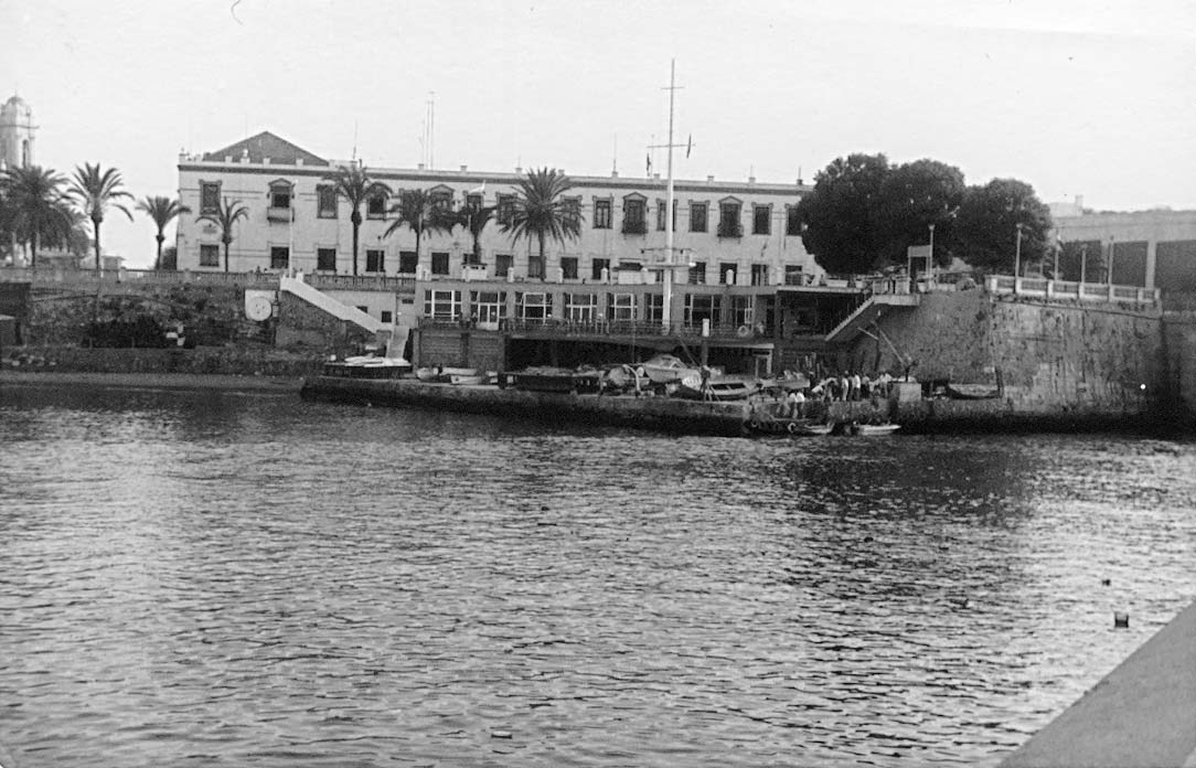 Enlace entre la muralla norte y el baluarte de los Mallorquines con la bajada de la antigua Puerta de Santa María y el Club Náutico CAS. Archivo Central de Ceuta. Fondo Salvador Gavira Vázquez.