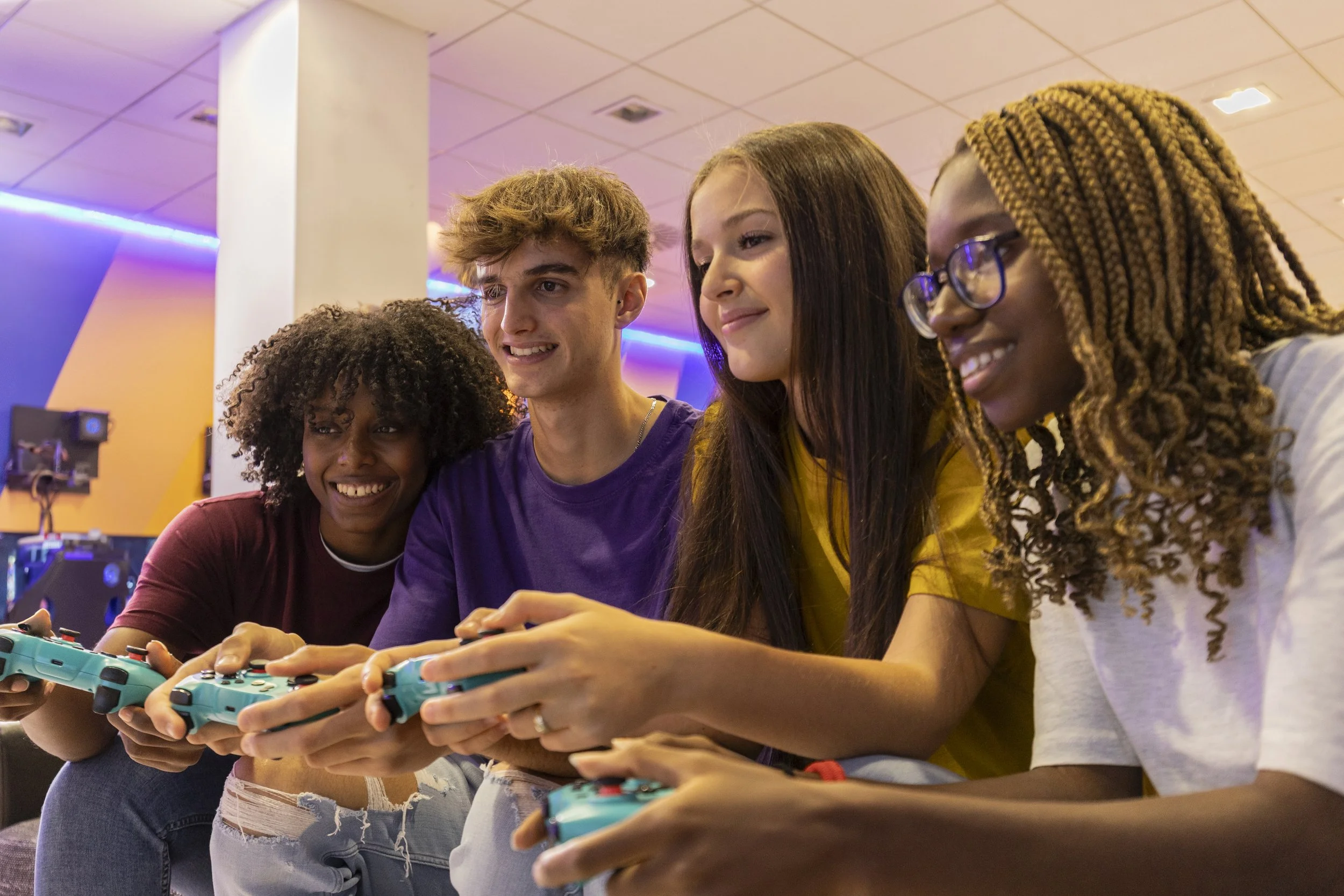 friends-playing-video-games-together-in-arcade-2026-01-08-05-53-14-utc.jpg