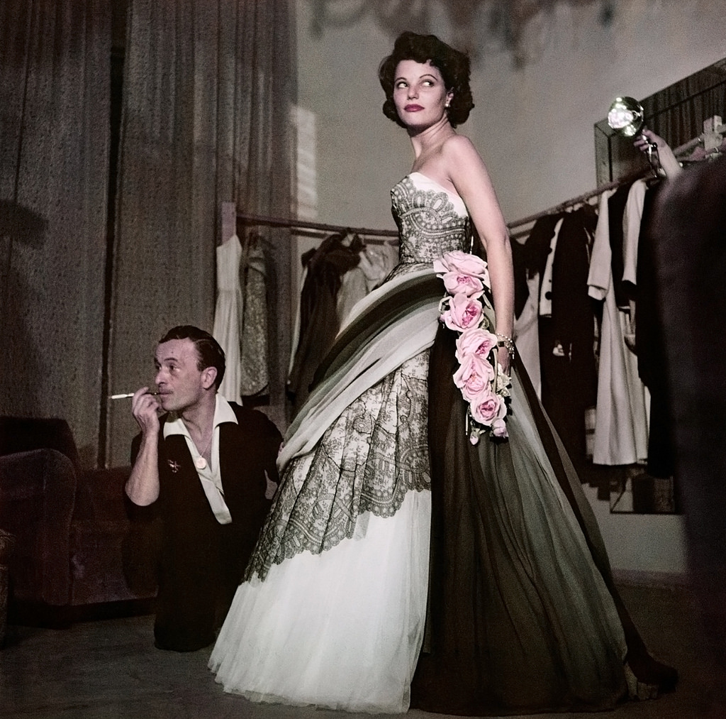 Capa, 1951, a atriz Geraldine Brooks experimenta vestido no ateliê de Emilio Schuberth, Roma