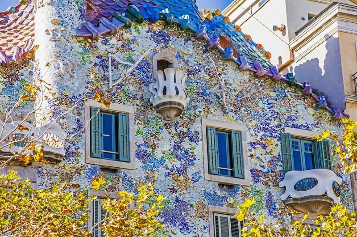 Gaudí usou cacos de restos de obras, consagrando essa técnica