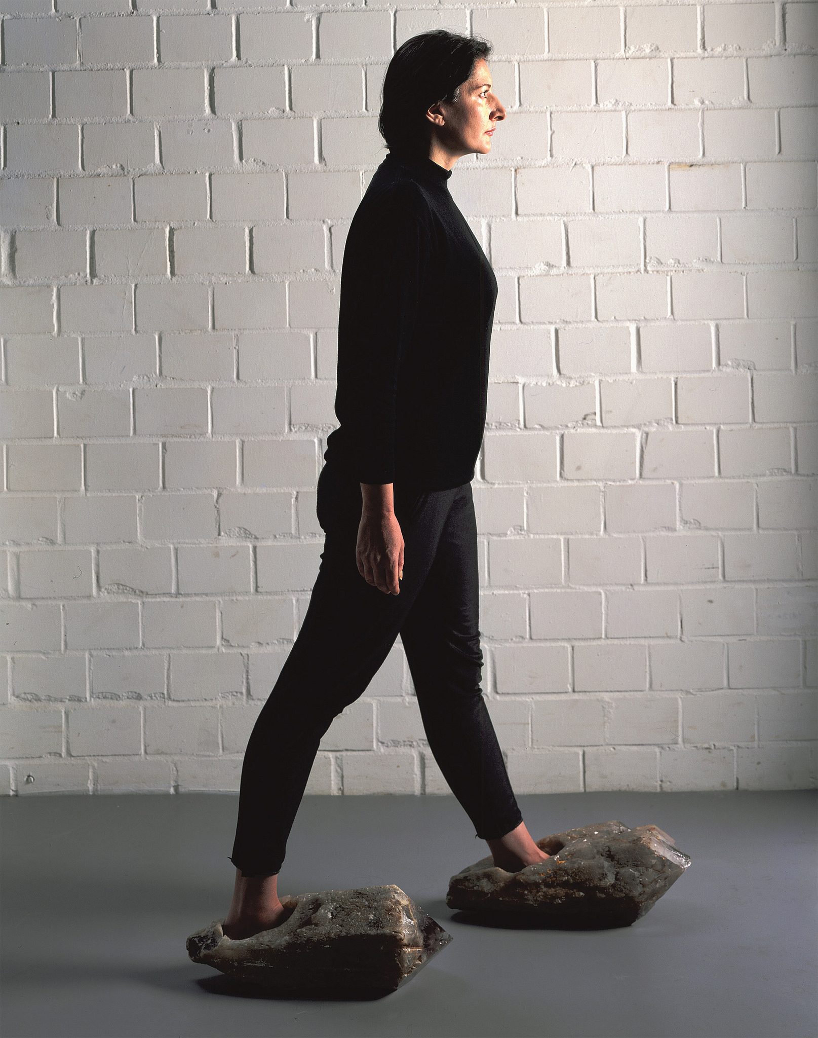 Foto de Heini Schneebeli feita no estúdio da artista em Berlim com ela própria sendo modelo na obra "Shoes for departure", 1991, ametista / Cortesia do acervo de Marina Abramovic