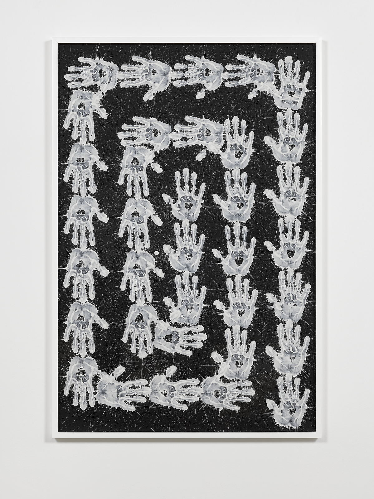 Richard Long (S/Título, 2010, argila branca chinesa sobre cartão preto, 155 x 104 x 6 cm) é representado pela unidade Milão da Lisson, uma das mais antigas em Londres, desde 1967