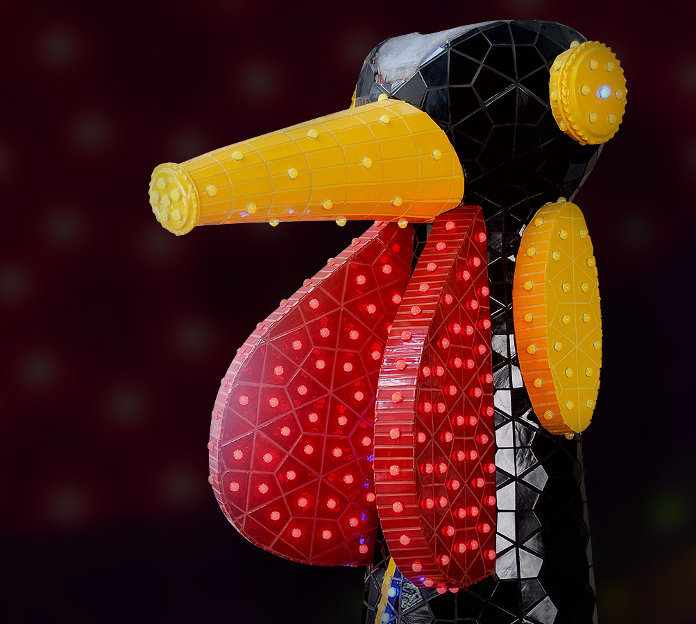 A escultura é totalmente coberta por 15 mil luzes LED que à noite criam efeito impressionante 