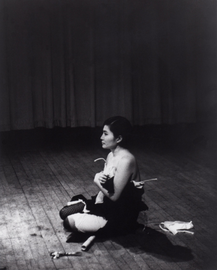 Yoko Ono, Cut piece, 1965, performance, Carnegie Hall, Nova Iorque
