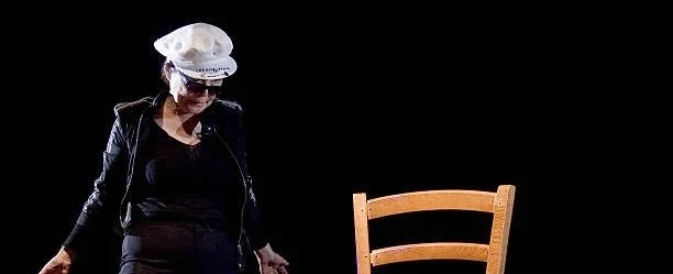 Performance de Yoko ao receber o Leão de Ouro na Bienal de V eneza-Fazer Mundos, em 2009