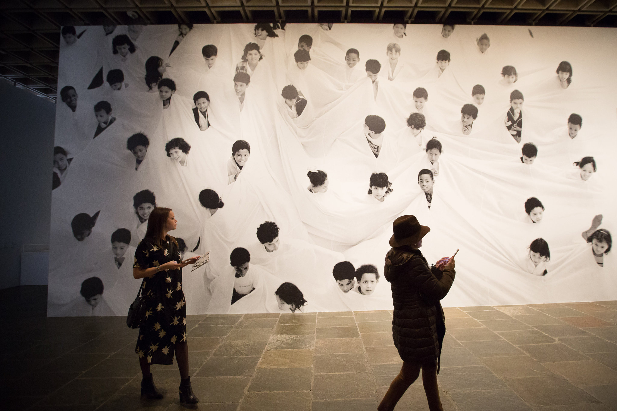 Fotografia grande formato da performance "Divisor" na retrospectiva em cartaz no Met Breuer