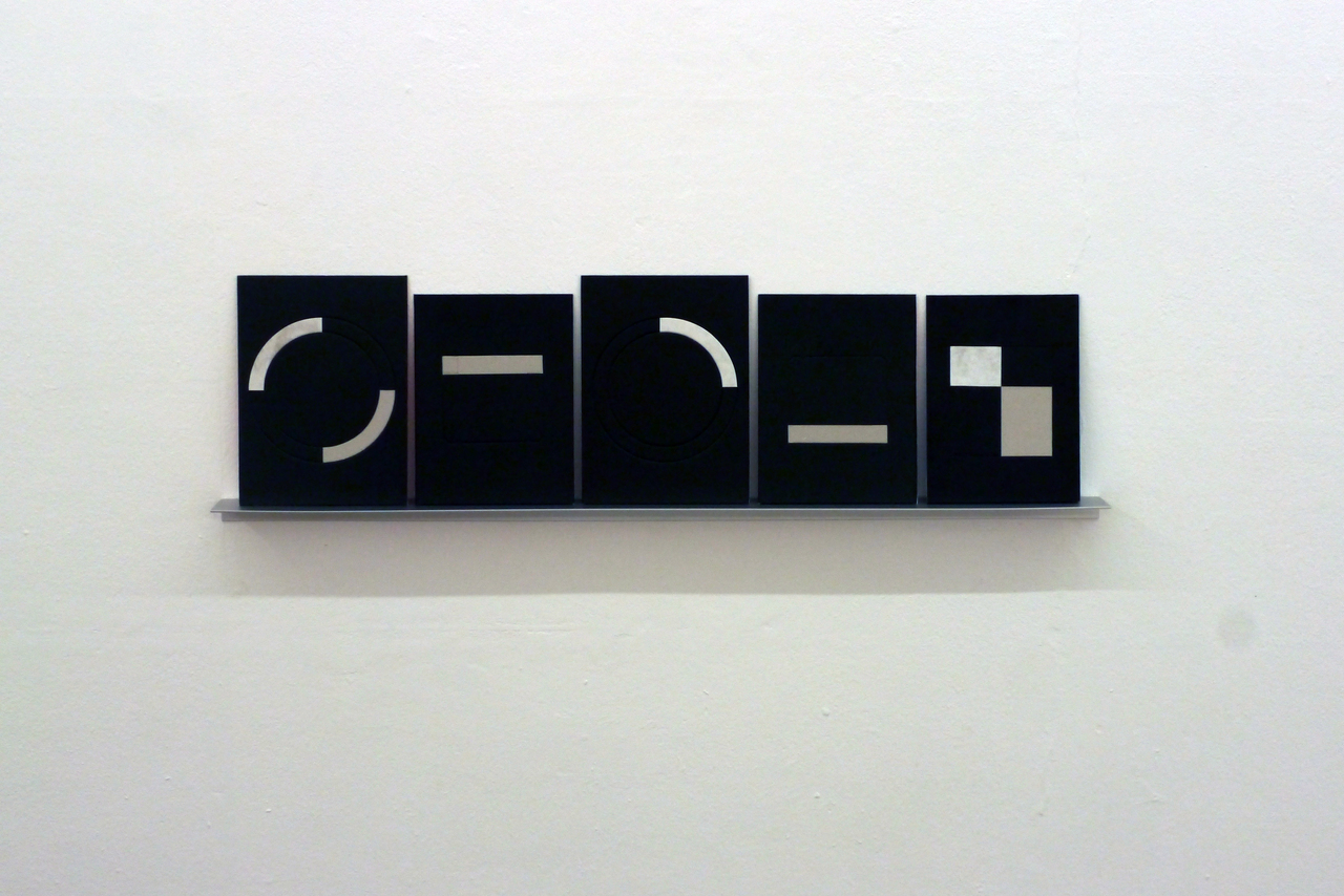 Odires Mlászho, Arquibabas 9, 2015, marcas e esfoliação c/faca gráfica s/capas de livros, 32x121,5x7,5 cm