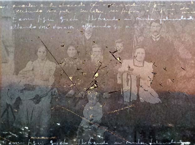 Lena Bergstein apresenta fotografias de família com grafismos nesta mostra individual
