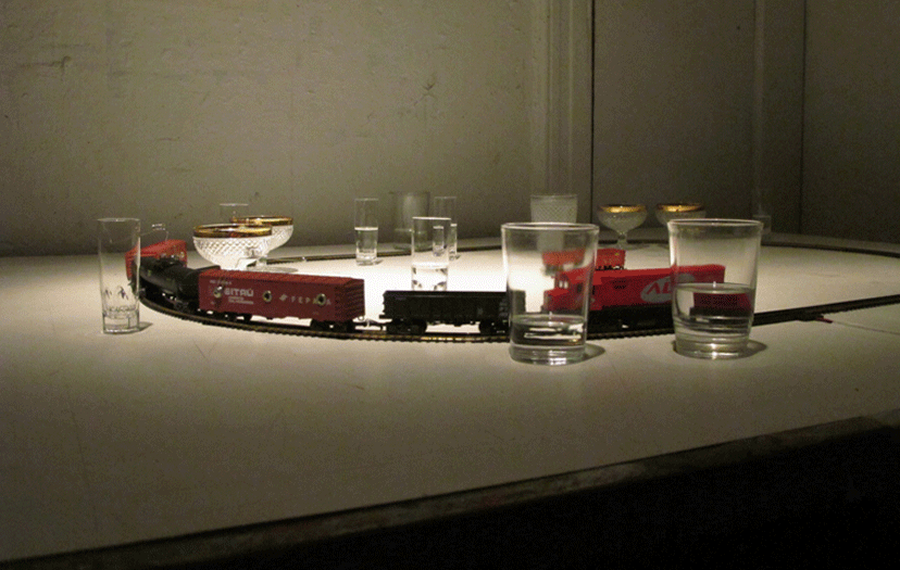 Cadu, Partitura III, 2011, trem elétrico, trilhos, copos de vidro, dimensões variadas