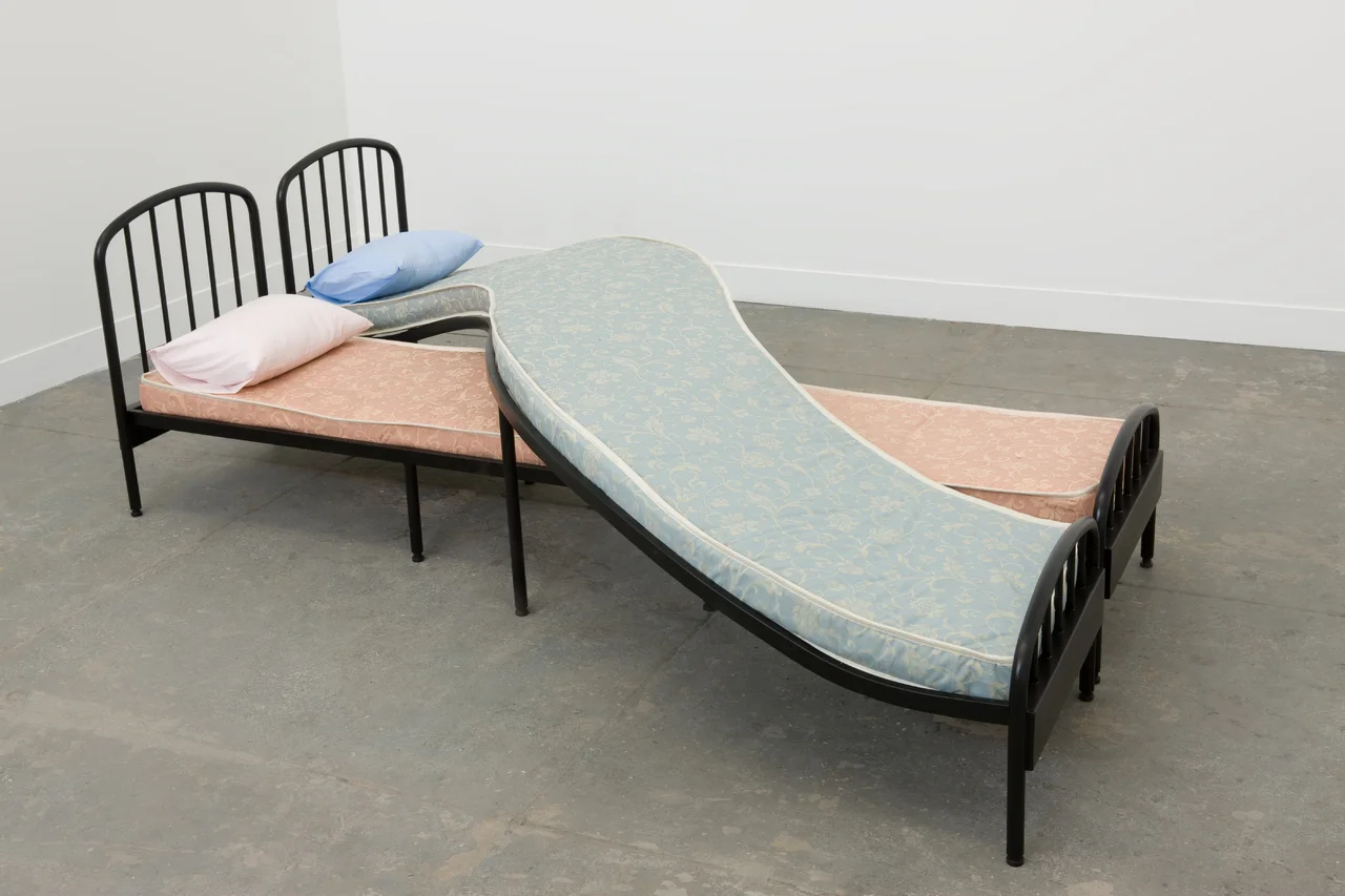 Los Carpinteros, Duas camas, 2008, colchões, travesseiros, fronhas e ferro, 90 x 240 x 280 cm
