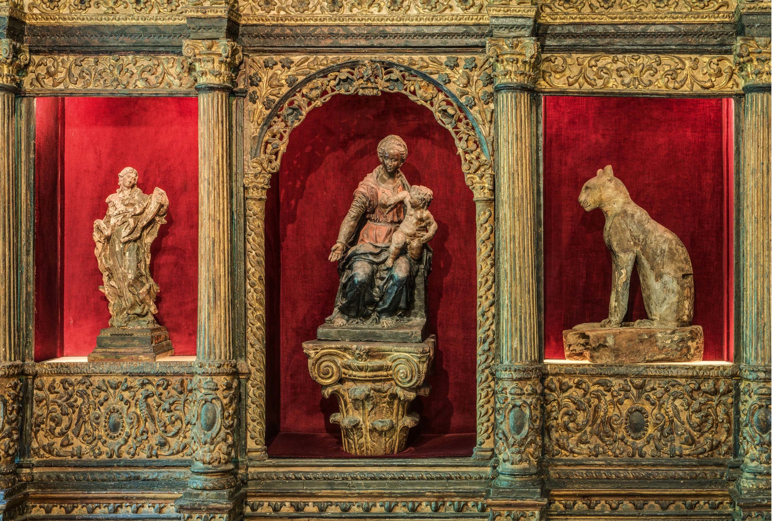 Na Coleção Eva Klabin, (esquerda) São João Evangelista, Itália, séc. XVII, (centro) Madona dos Meninos Travessos, Itália, séc. XVI e (direita) Esquife de Gato, Egito, período Ptoloma