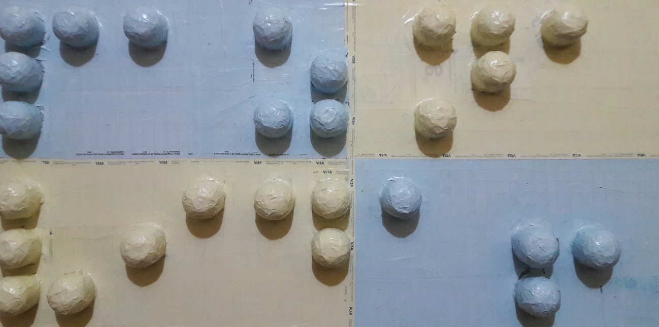 Adel Gonzaga, Paz na vida!, 2015, colagem de recibos e objetos sobre tela, 60 x 30 cm