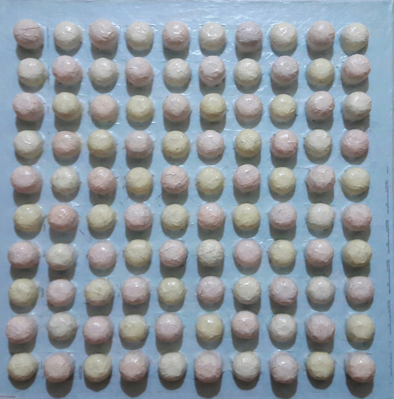 Adel Gonzaga, Silêncio, 2015, colagem de recibos e objetos sobre tela, 50 x 50 cm