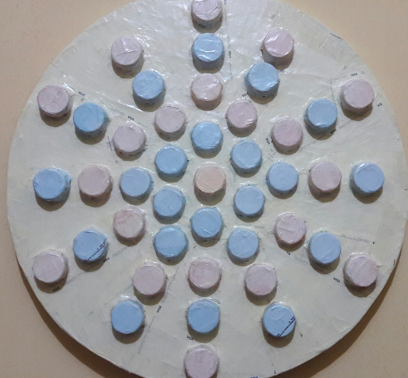Adel Gonzaga,Sonora, 2015, colagem de recibos e objetos sobre tela, diâmetro de 40 cm