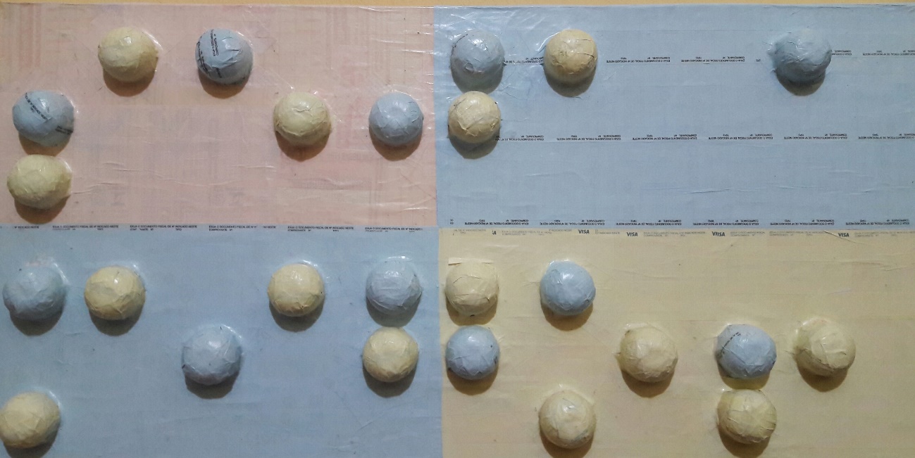 Adel Gonzaga, Seja amigo!, 2015, colagem e recibos e objetos sobre tela, 60 x 30 cm