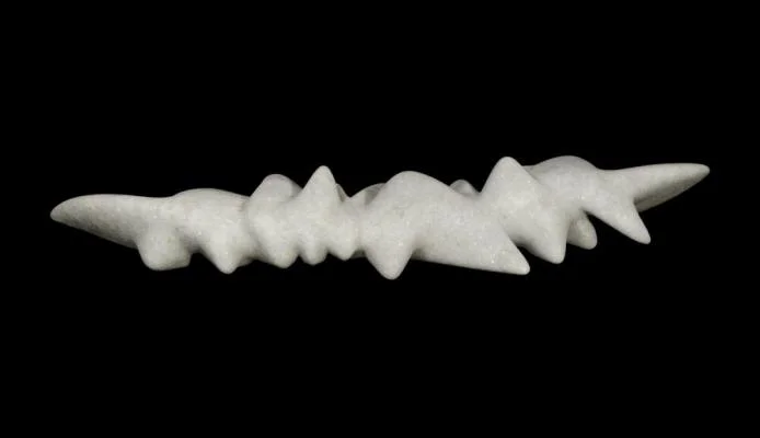 Kacá Versiani, Semente 09, escultura, mármore, 7 x 52 x 16, 2009