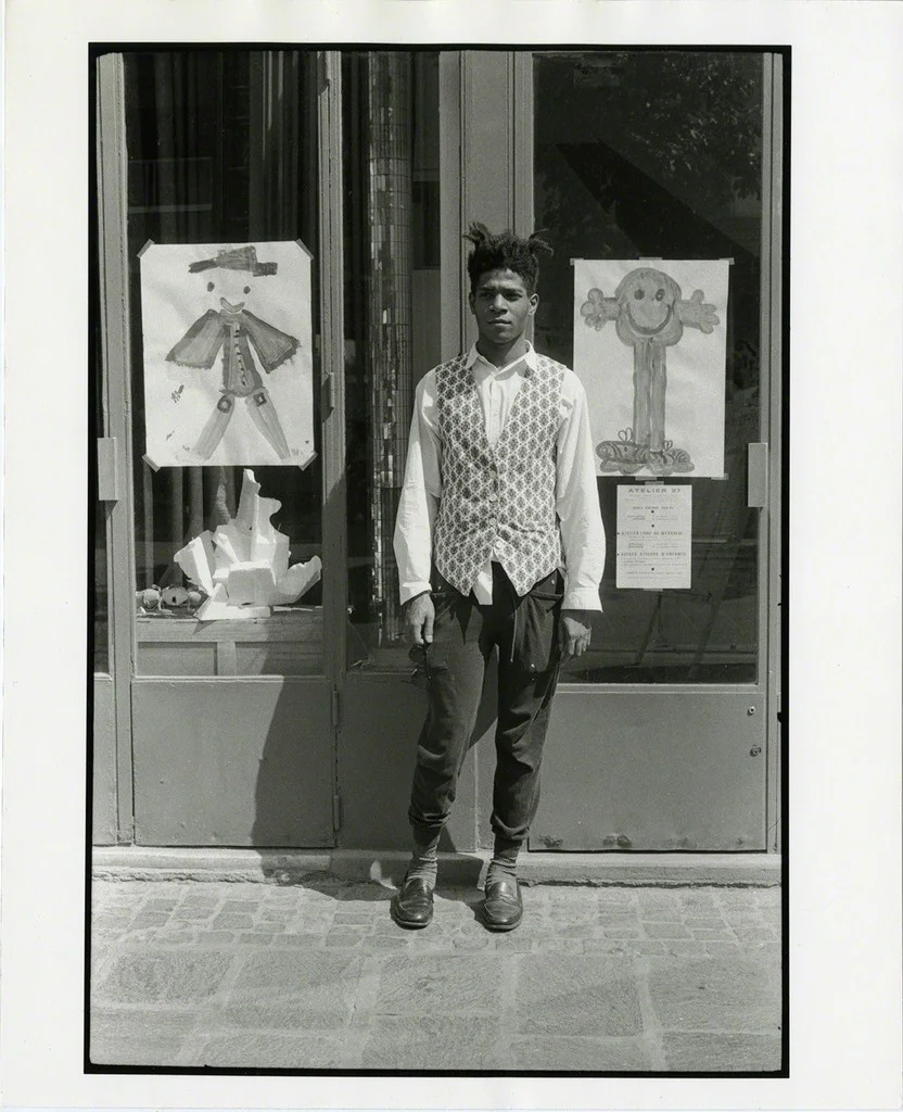 Michael Halsband fotografou Basquiat na porta do Printmaking Studio Paris, França, julho de 1985