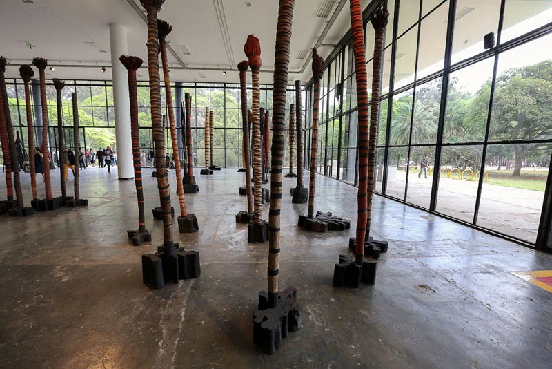 Frans Krajcberg, conjunto de esculturas, na 32ª Bienal Internacional de São Paulo em 2016