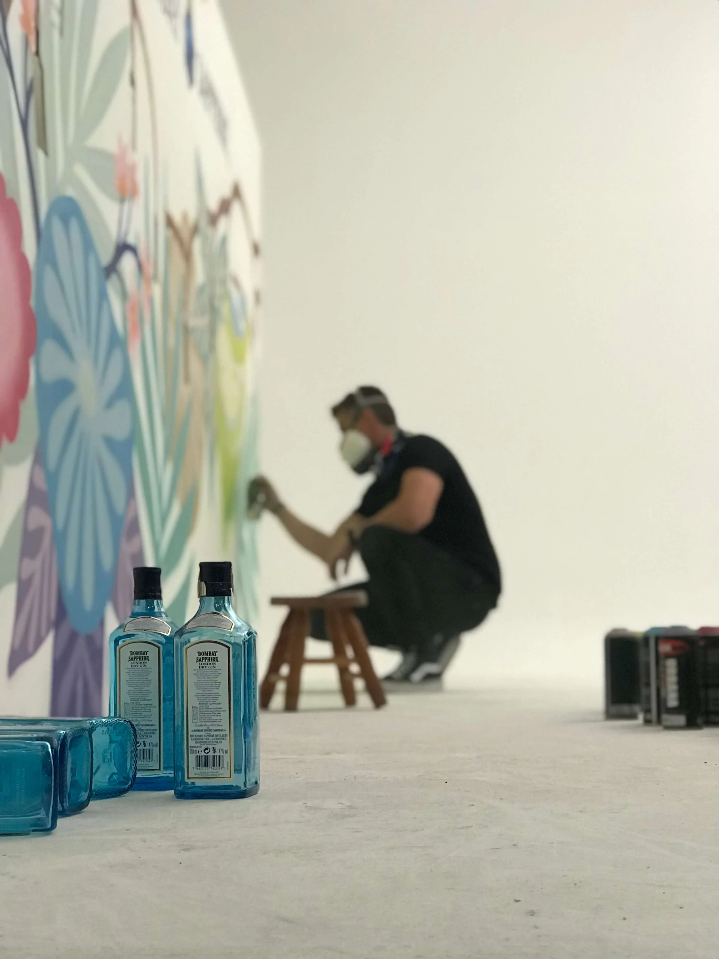 Rogério Pedro na produção do painel que ficará no fundo do Bombay Bar na Marina da Glória