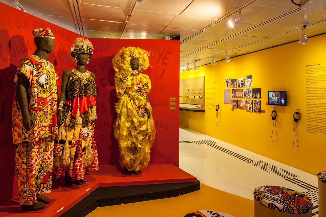 Os figurinos são marcantes da cultura afro e têm destaque especial nessa mostra / Foto de André Seiti