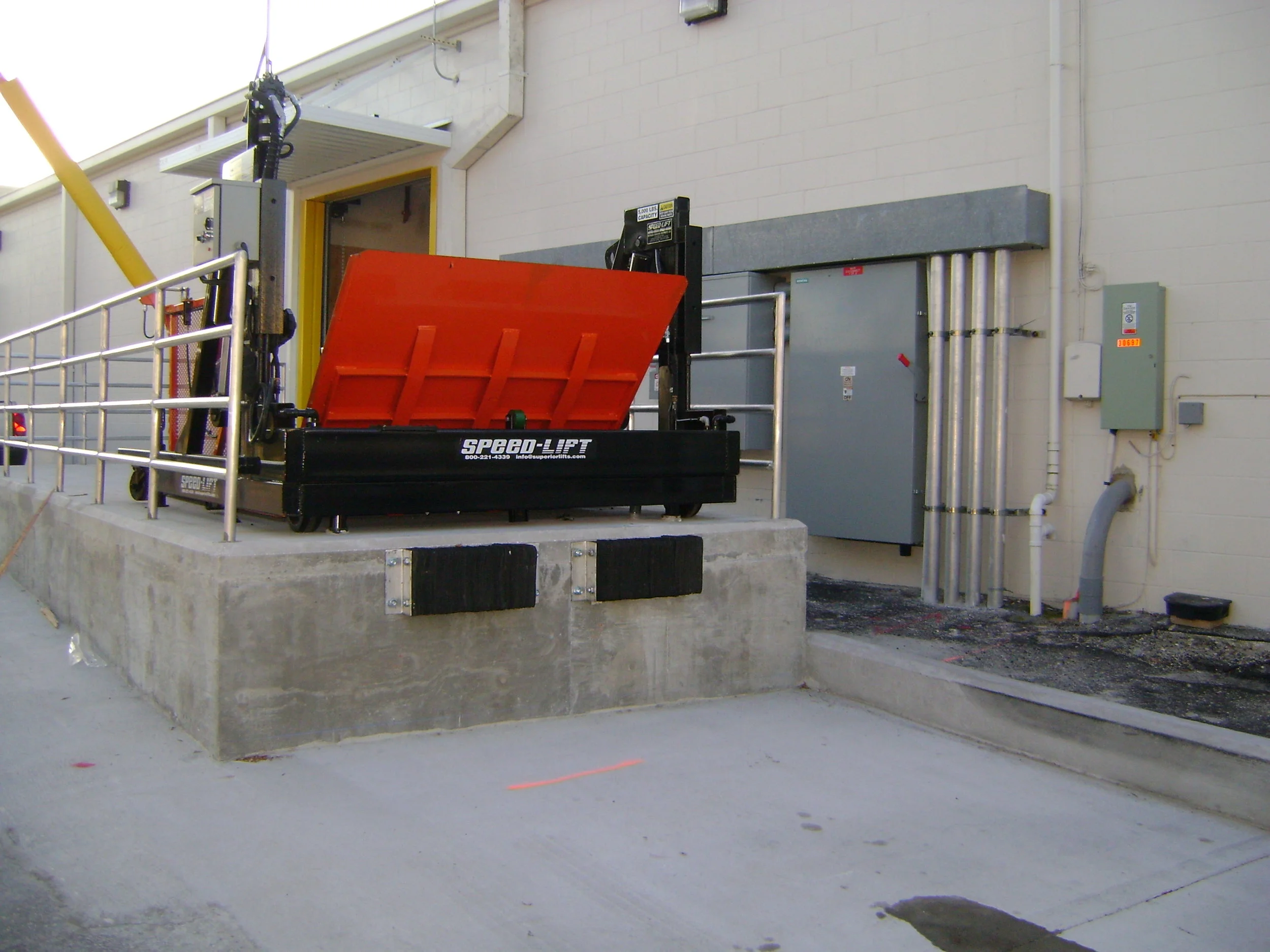 Speed Lifts Custom Loading Dock Lift l Superior Handling Equipment