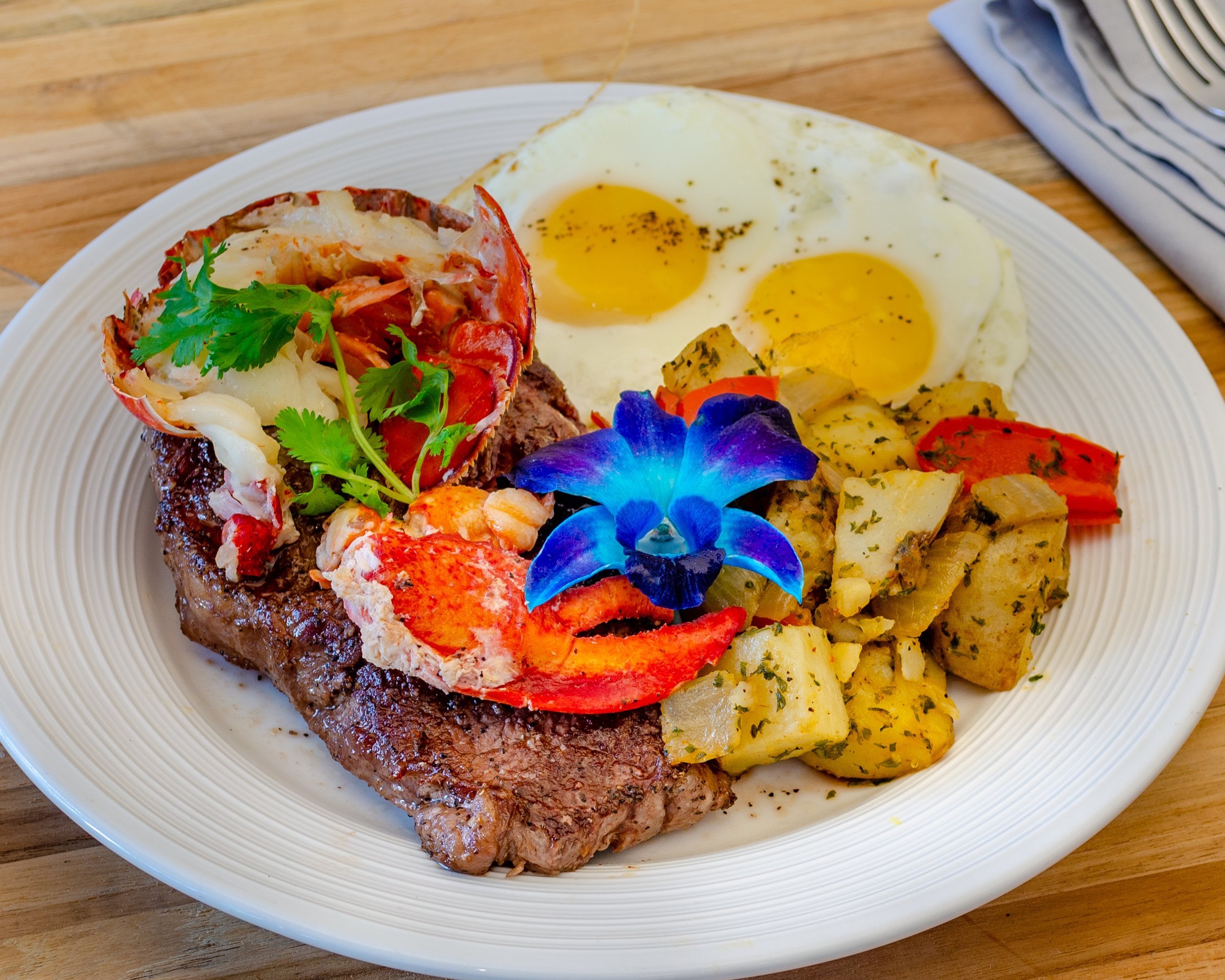 BrunchHarlem_LobsterSteakAndEggs_2880x2304.jpg