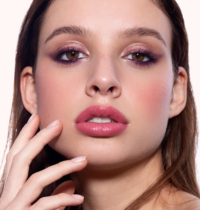 Modelo con maquillaje sofisticado profesional en Barcelona con piel glow y smokey eyes elegante