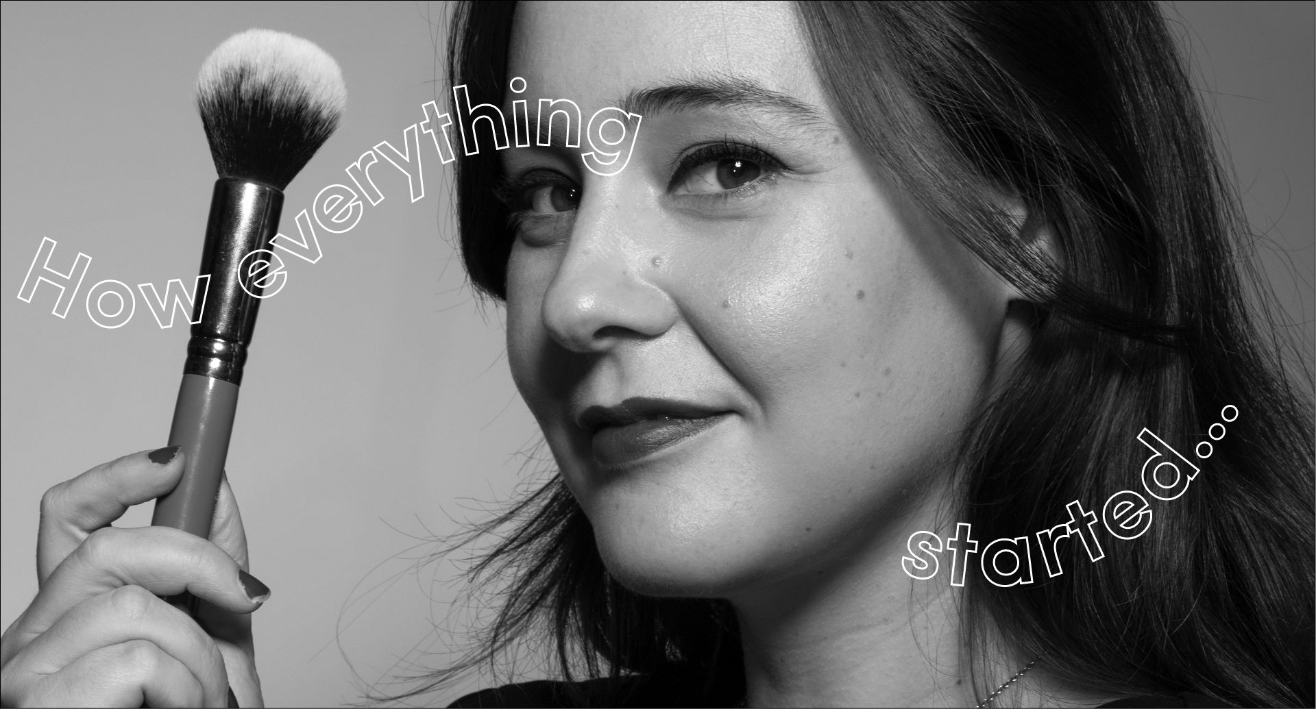 Laura Sánchez maquilladora profesional en Barcelona sosteniendo una brocha