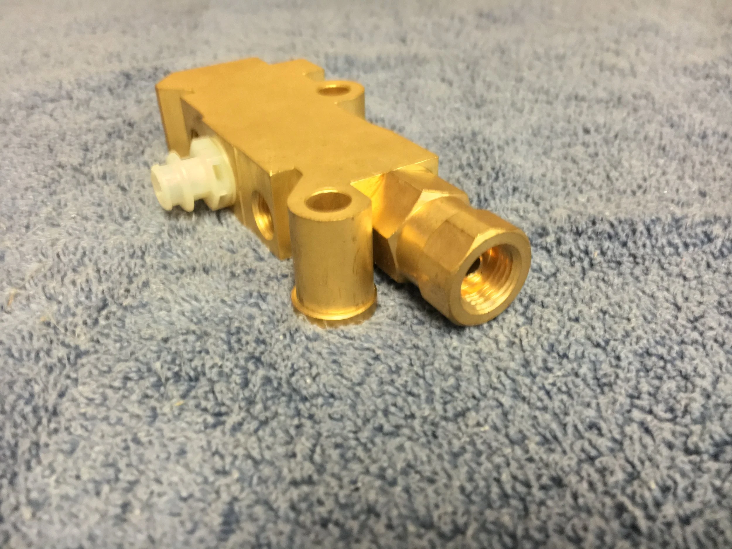 Brake distribution proportioning valve IMG_0192.JPG
