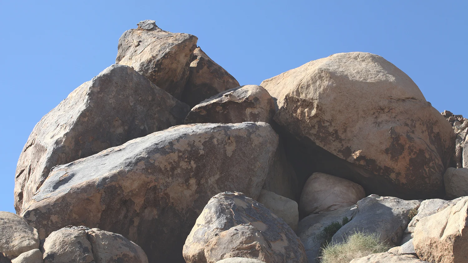  inflatable boulder in cave 