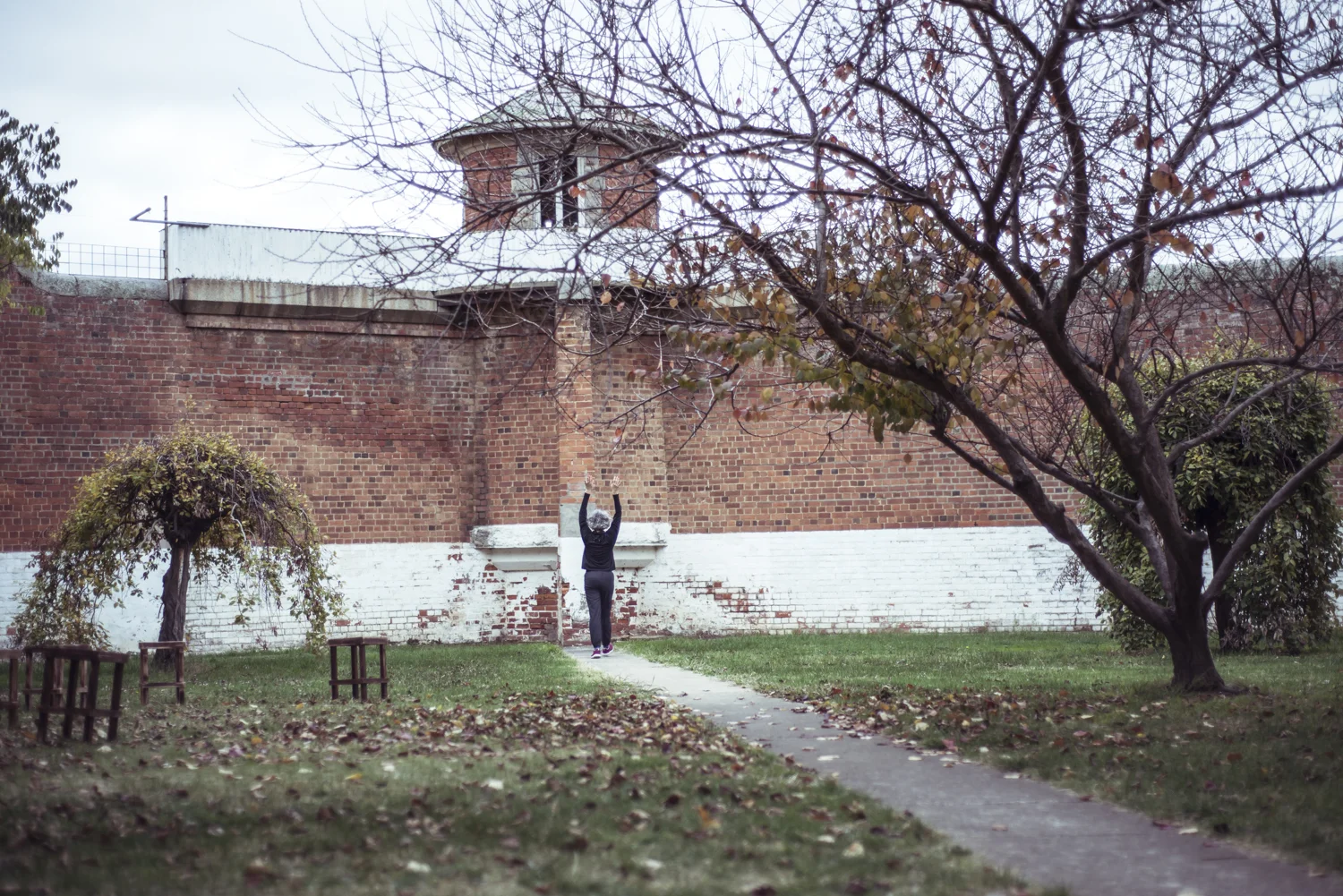 Dust to Dust, Castlemaine Gaol, Dja Dja Wurrung, 19 May 2018. Experimentation and conversation, with Shelley Lasica. Photo by Pippa Samaya.