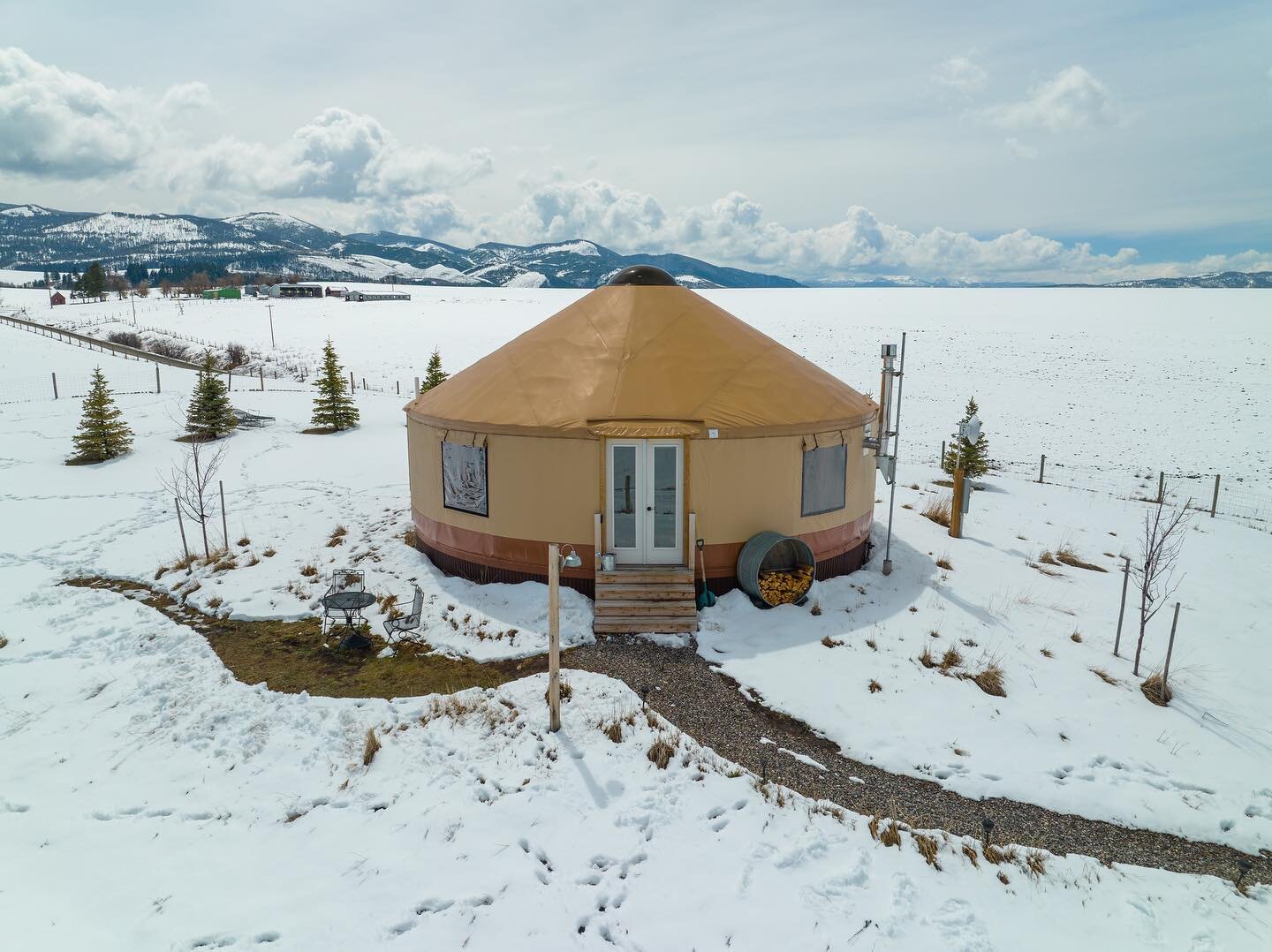 How about a warm and cozy yurt for those cold and windy Montana days? What a fun listing by @yellowstone_brokers. 

#sold #yurt #latergram #montana #mountains #video #nature #aerialcinematography #realestate #realestatevideography