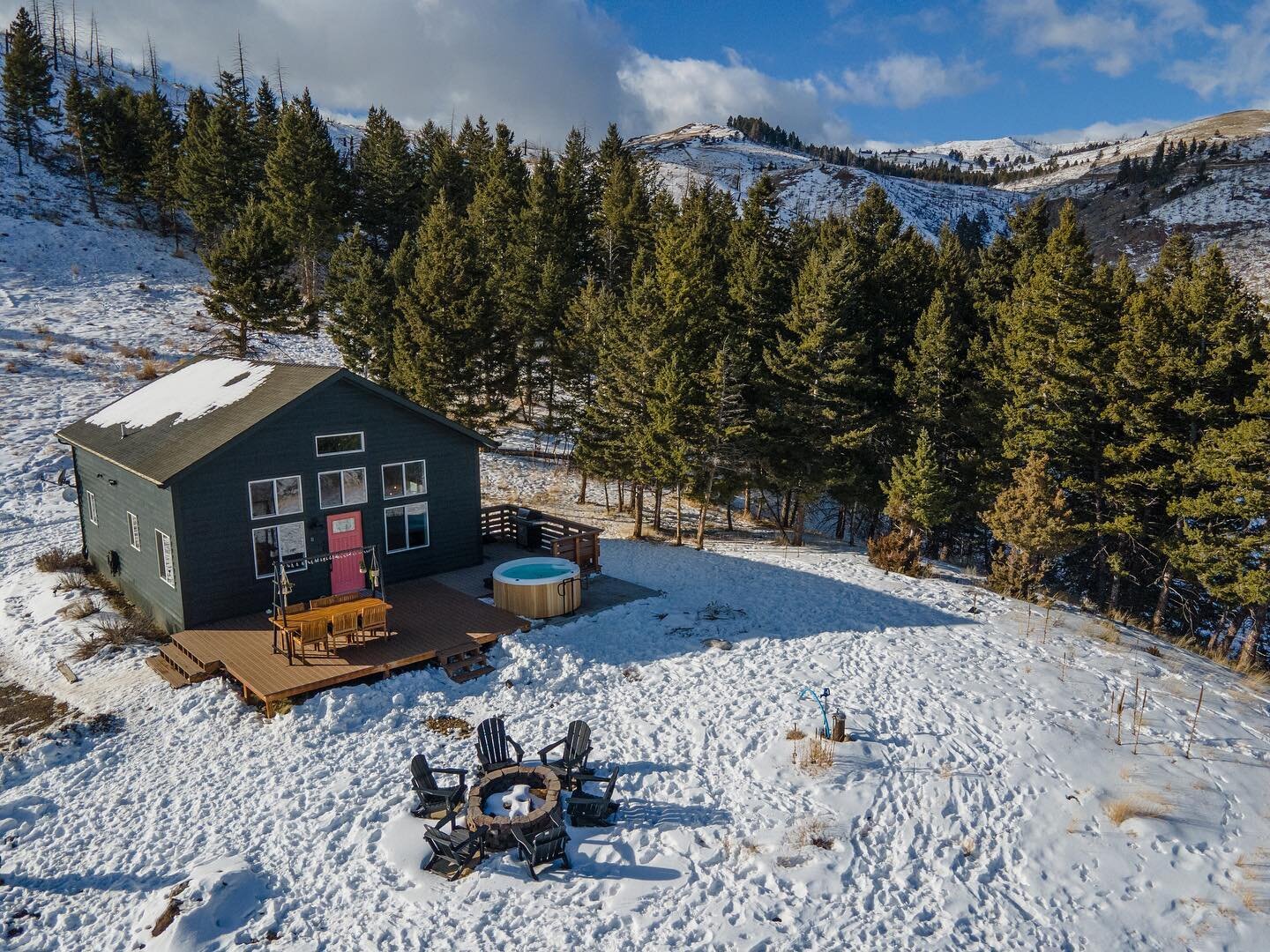 Speaking of views, this Paradise Valley property has all of them. 

#realestate #realestatephotography #mountains #montana #bozeman #bozemanmontana #home #house #livingstonmontana #livingston #paradisevalley #paradisevalleymontana #emigrant #emigrant