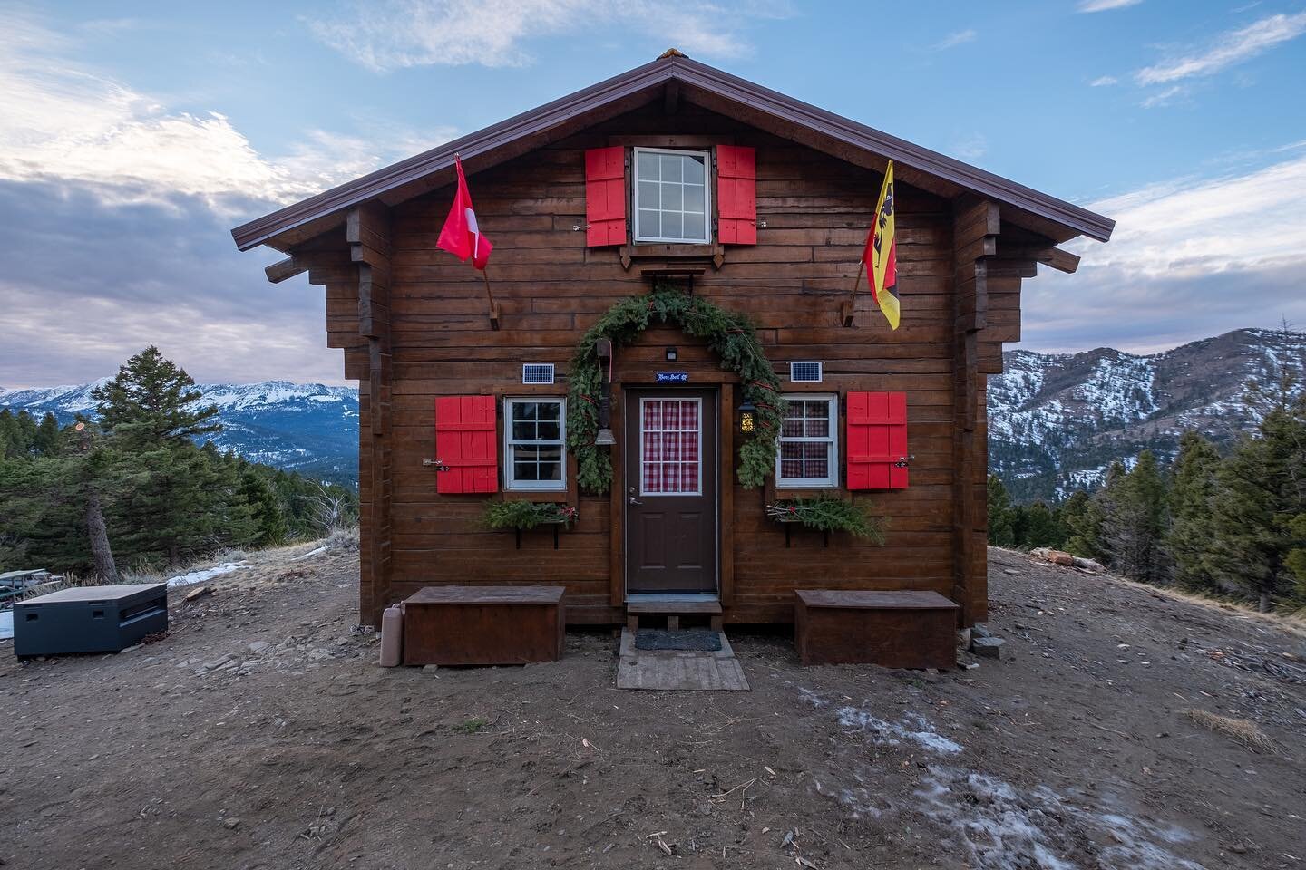 Such a cozy home from a couple winters ago: the Swiss Chalet, a custom log cabin in the mountains of Montana built in the style of, you guessed it&hellip;a Swiss chalet. I claim the reading nook by the wood stove! Another unique listing by @yellowsto