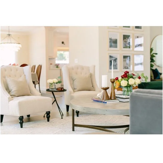 Happy Hump day! Loving the light and airy feel of this living room. There’s a dark green bench to the right which adds the perfect touch of color and elegance.