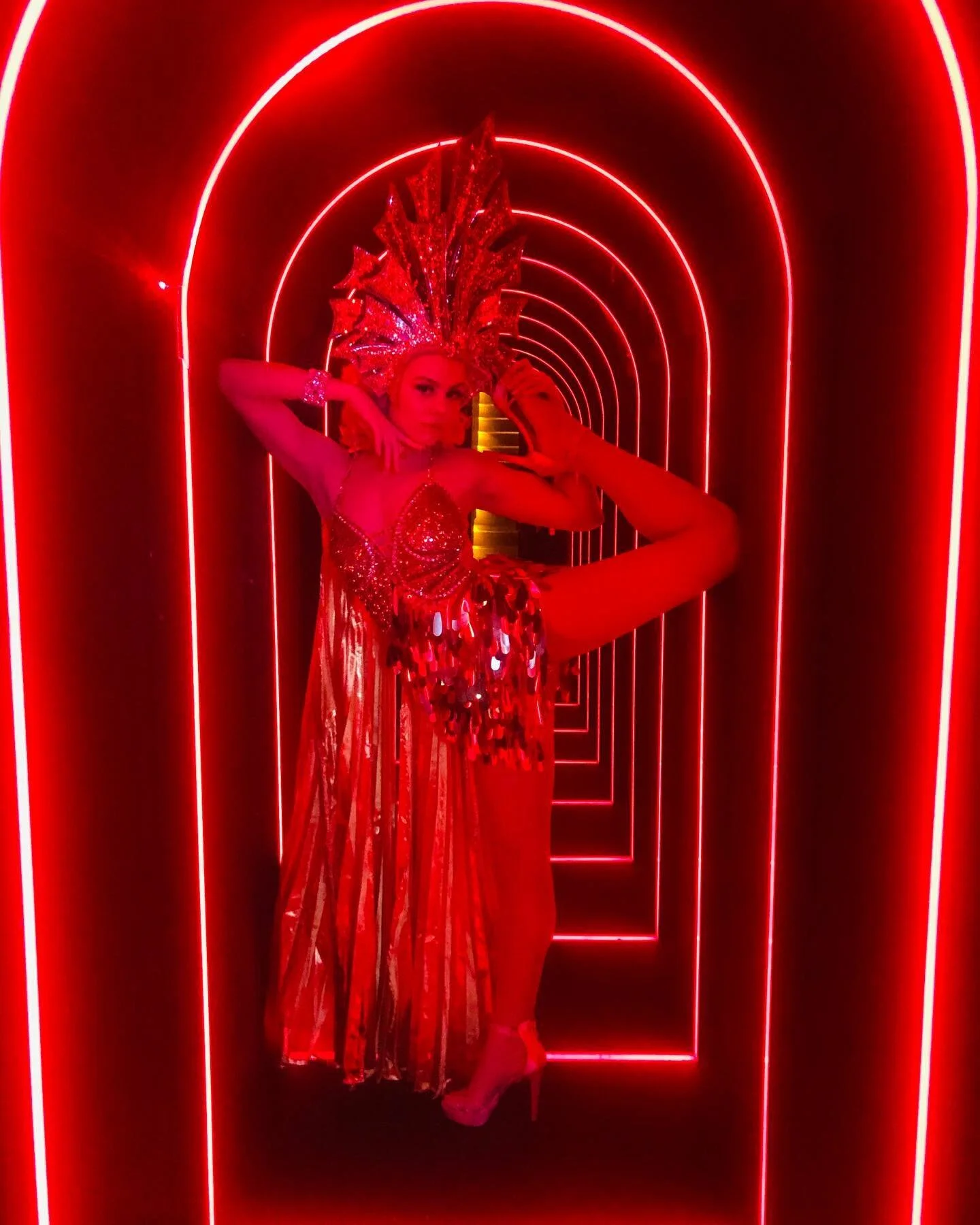 Answering my calling as a New York City Showgirl and not sleeping at all this season... somehow still ended up at @1oaknyc 💋 thank you @emrgmedia
.
.
.
.
.
#newyorkcity #showgirl #1oak #performer #dancer #nyc #holiday #giglife