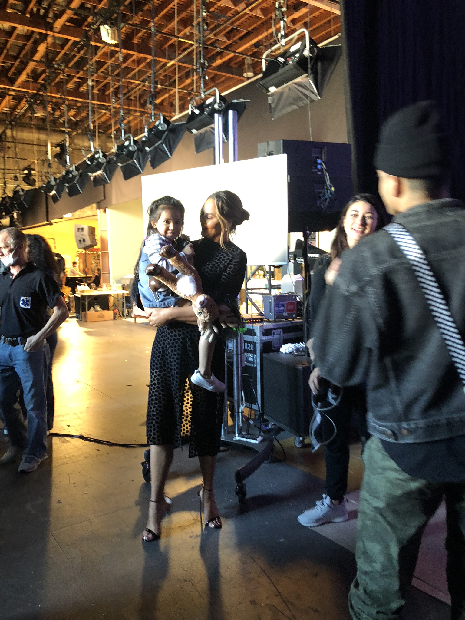 Tina Teigen takes us behind the Christmas stage... — VEGASMAMAS