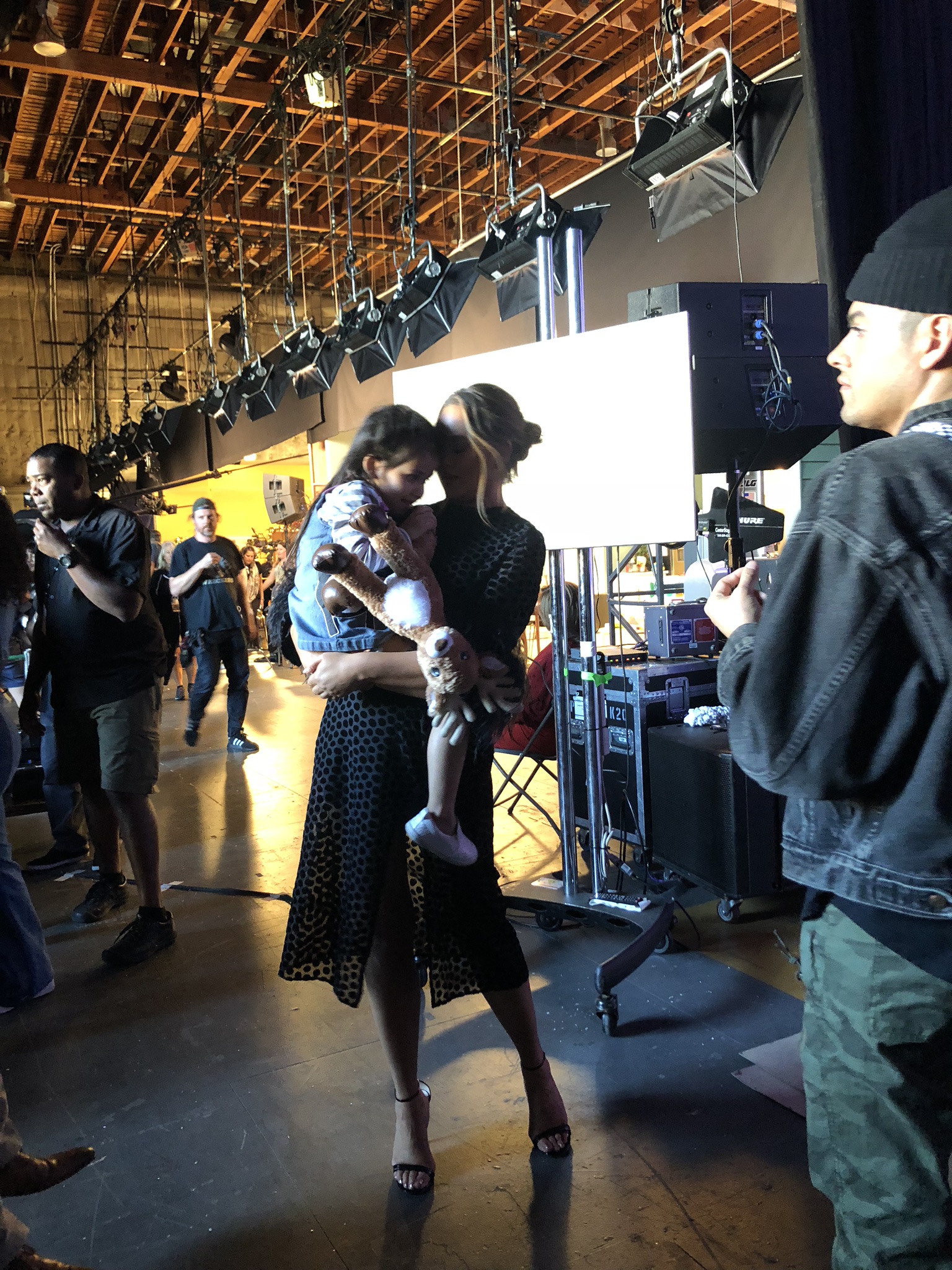 Tina Teigen takes us behind the Christmas stage... — VEGASMAMAS
