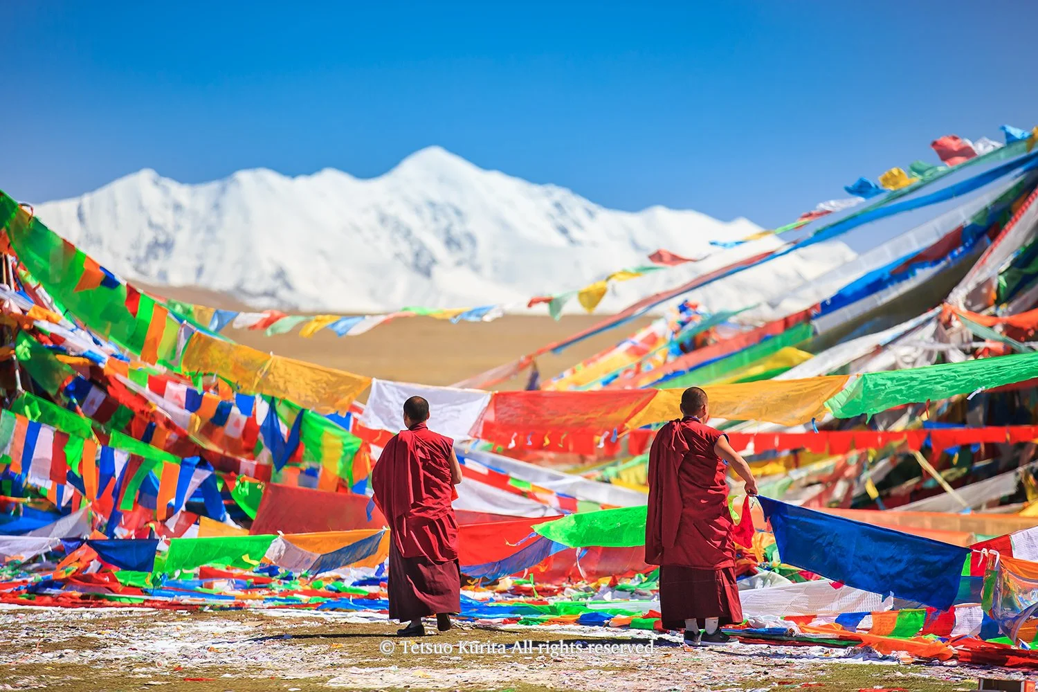 Monks and snow mountain / Amne Machin