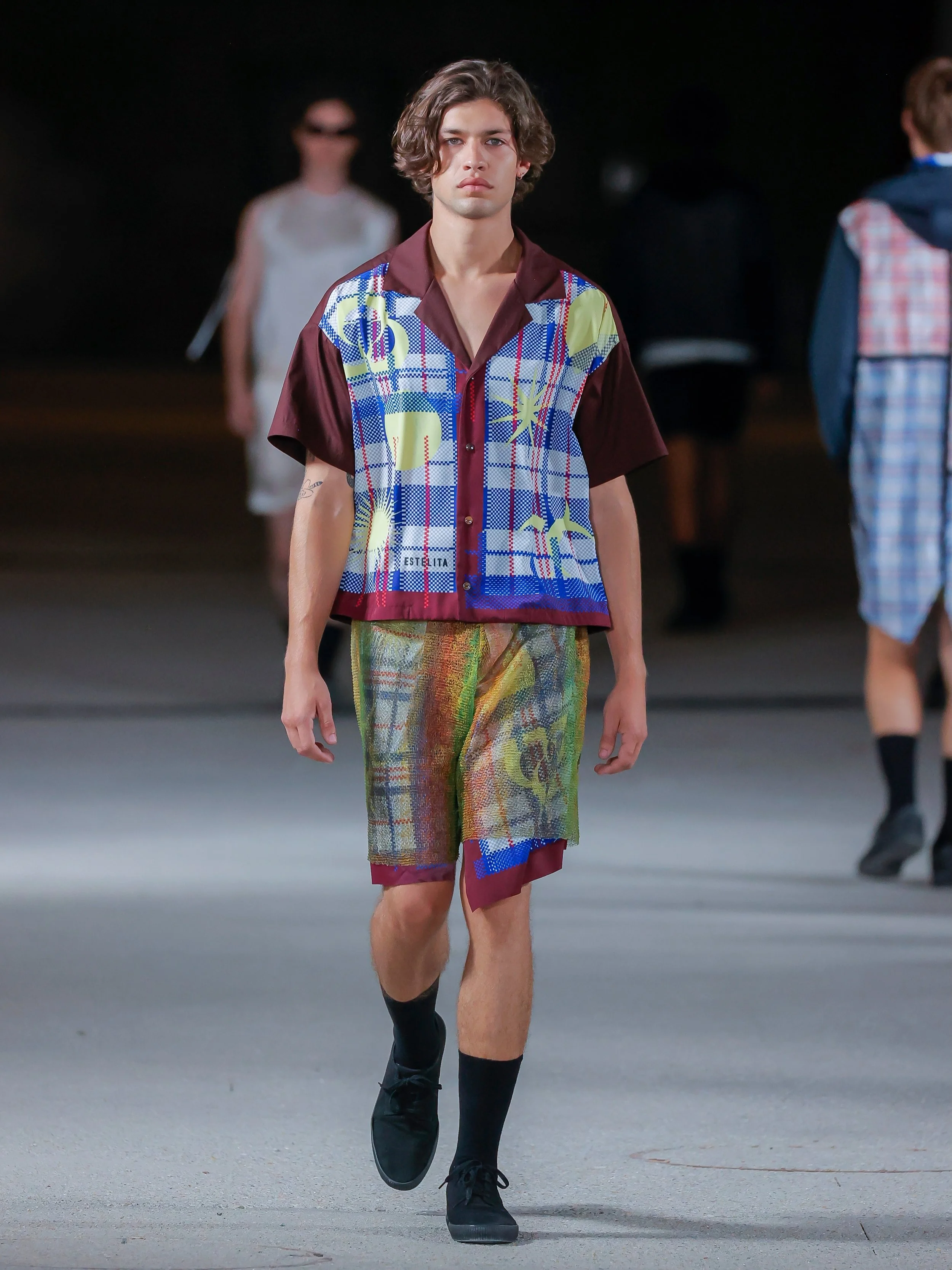 Through the reconfiguration of one of the most iconic symbols of contemporary consumerism, it proposes a reflection on the paths we choose and the ethics that shape the routes we take.

&Eacute; tudo caminho.

Music: @elite.athlete
Styling: @simaobol
