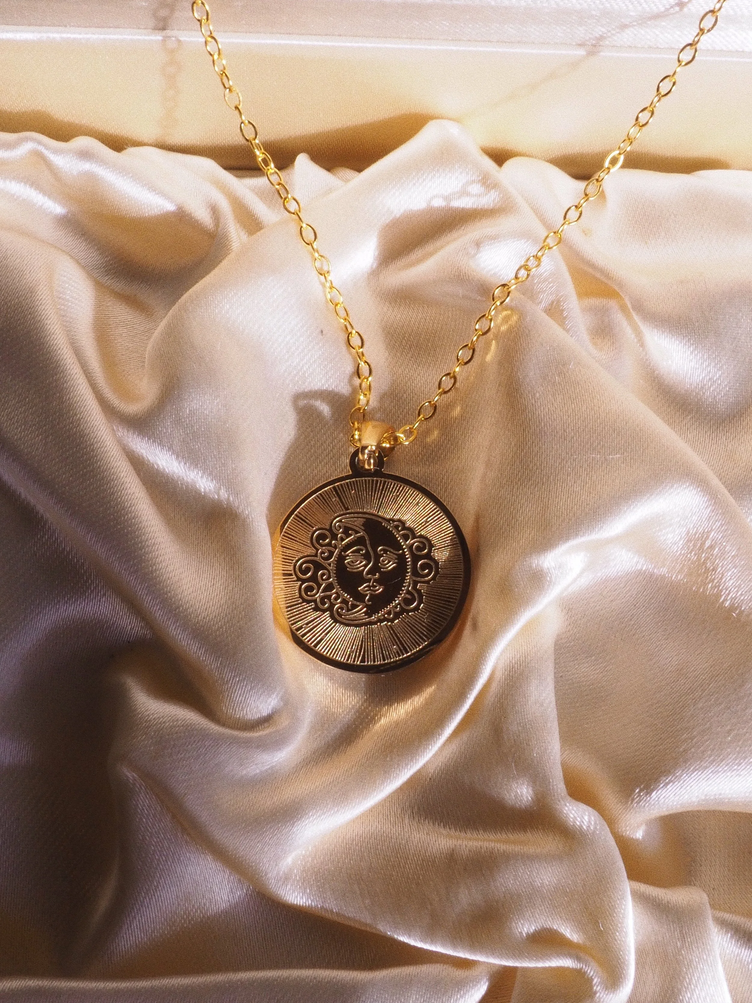 LUNE ET SOLEIL VINTAGE PENDANT NECKLACE