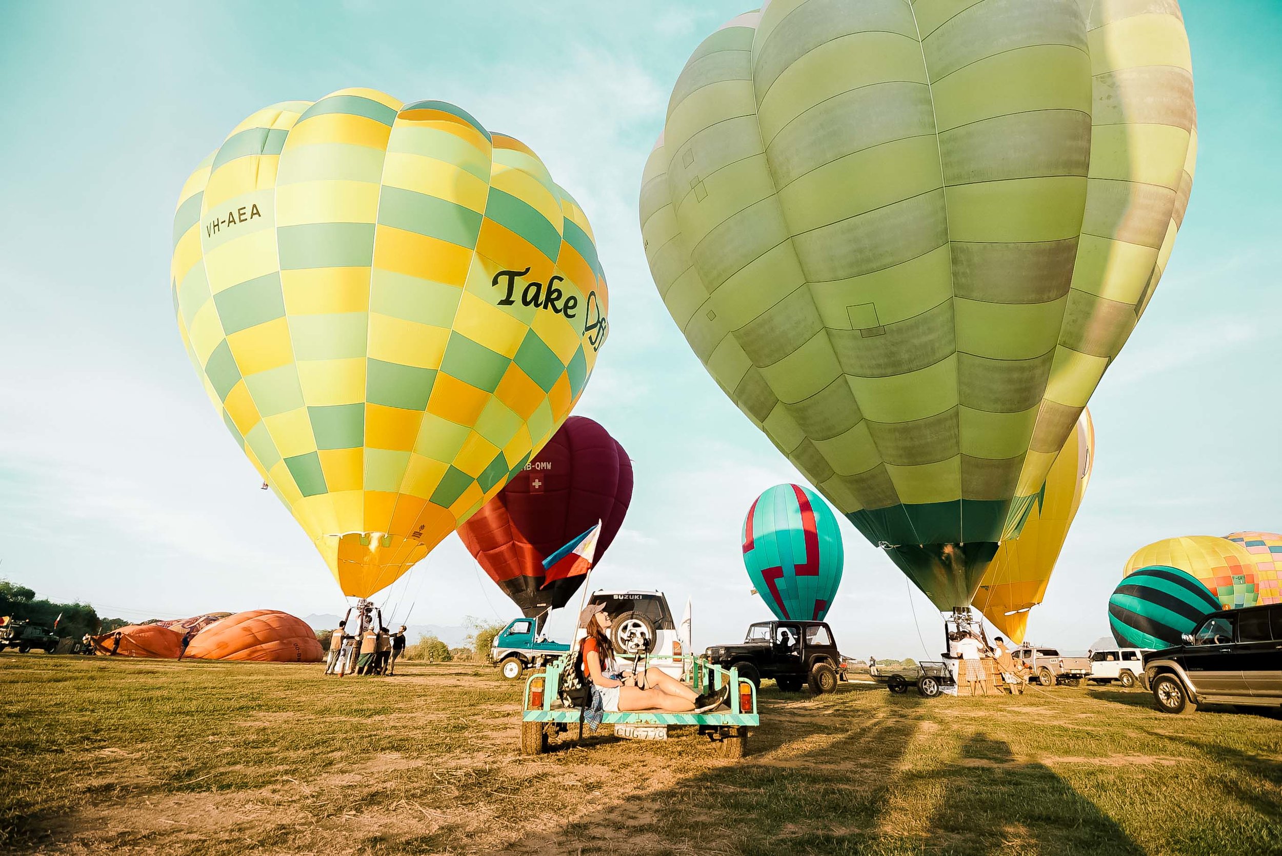 WHAT TO WEAR . Comfortable shorts/pants that you can move in so you can easily hop in and out of the balloon basket . You’ll be on your feet for the entire flight and it is most likely that you will land in the field. To stay comfortable and to protect your feet from grass burrs when that happens, wearing boots or sneakers would be ideal. . A hat to guard your face from the direct sunlight!