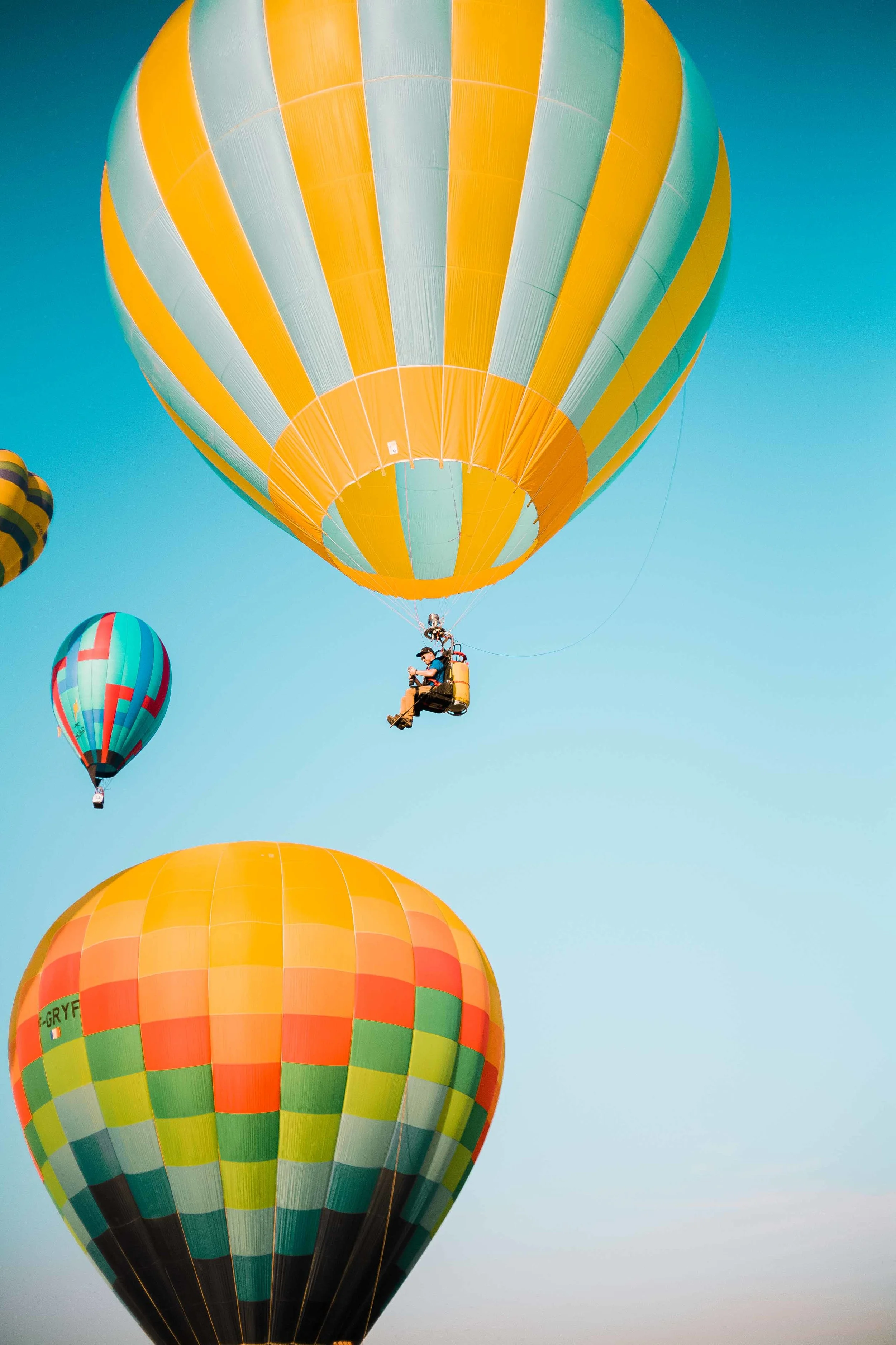 BE WARY OF THE CABLES When you meet your pilot and his team, they will probably be prepping the balloons. A high-powered inflation fan will force air into the balloon envelope. Be mindful of the cables and ropes connected to the balloons and the baskets. 